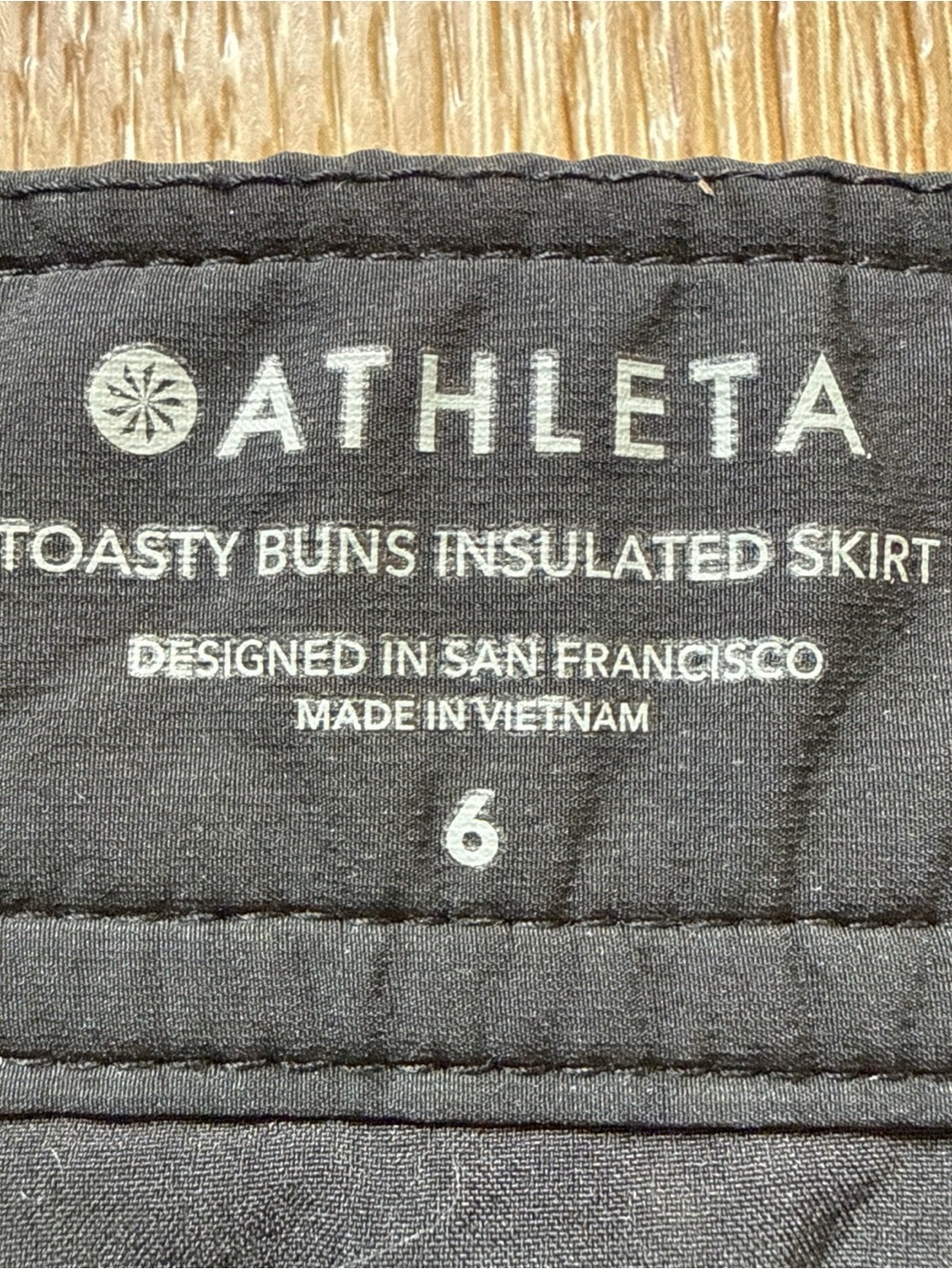 Athleta Toasty Buns Insulated Skirt Size 6 Black Quilted Women Winter - Picture 7 of 13